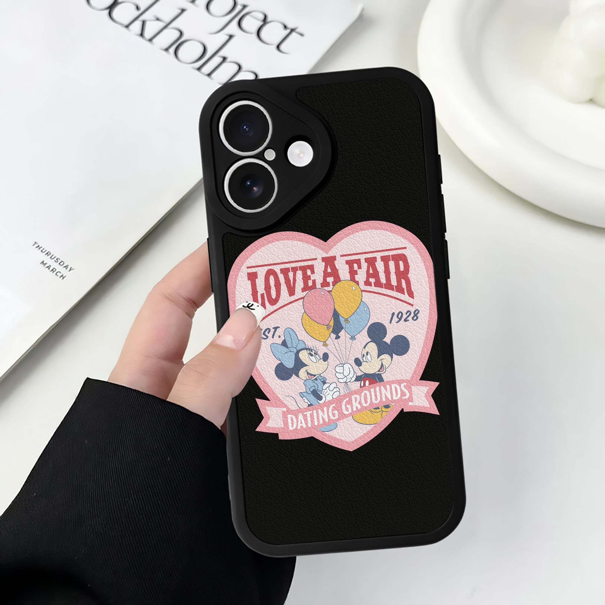 （画像用） ミッキーマウス Mickey Mouse 【iPhone 16シリーズ対応】シリコンスマホケース（レザー調） 材質：シリコン